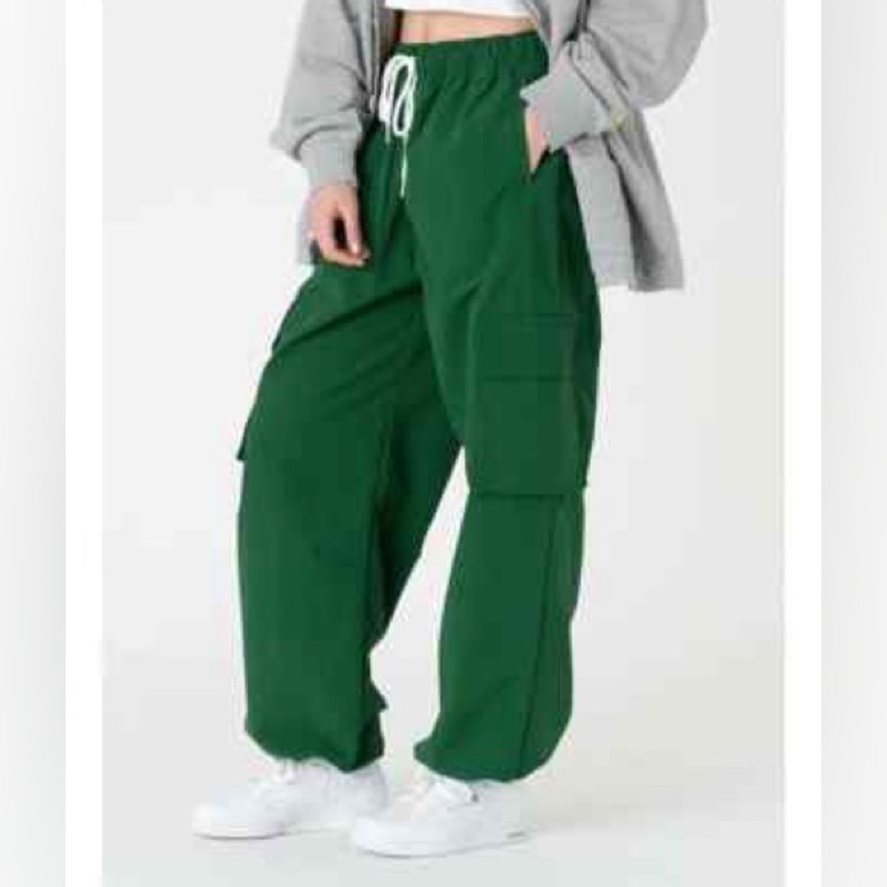 Levi's Kelly Green Cargo Jogger Pants with Drawstring